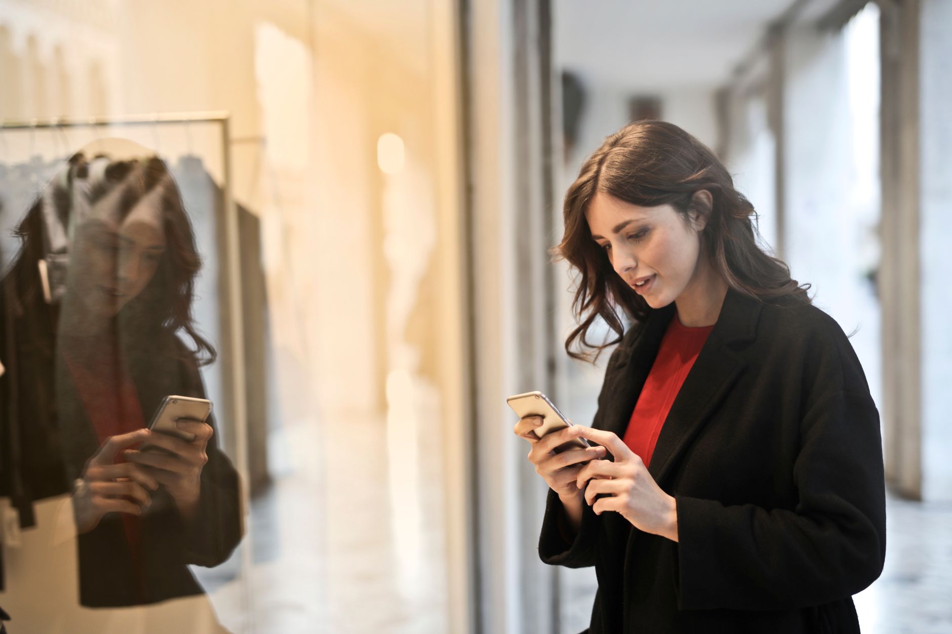 Understanding the Impact of Heavy Visuals on E-Commerce Performance